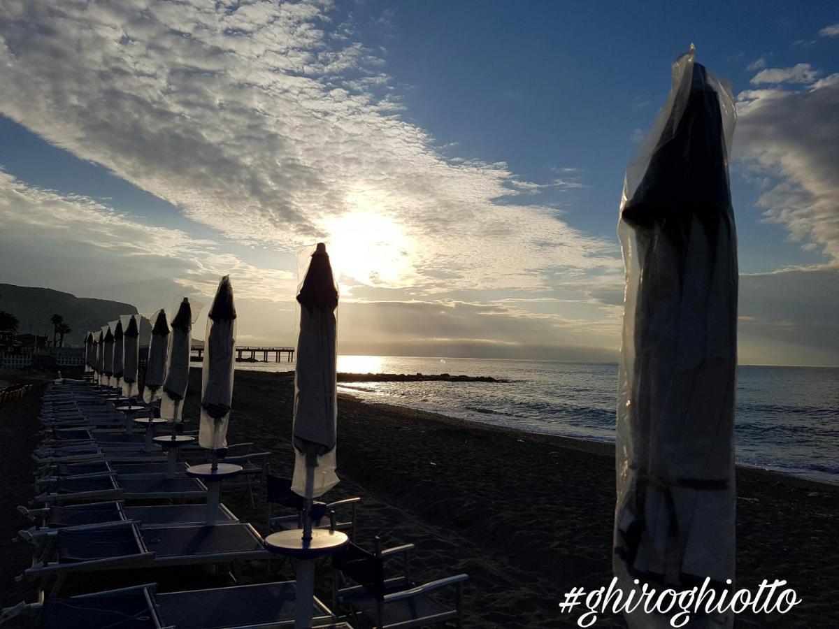 Ghiro Ghiotto Bed & Breakfast Pietra Ligure Exterior photo