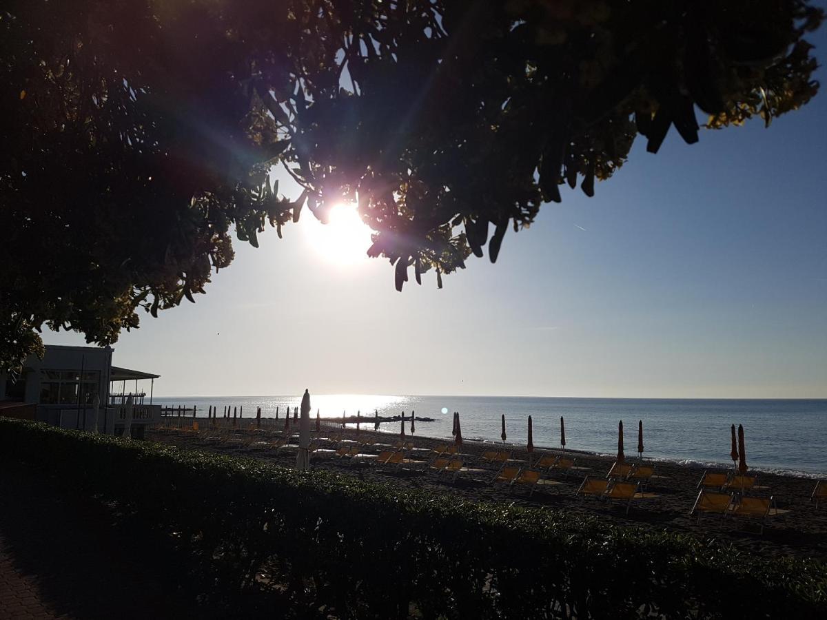Ghiro Ghiotto Bed & Breakfast Pietra Ligure Exterior photo